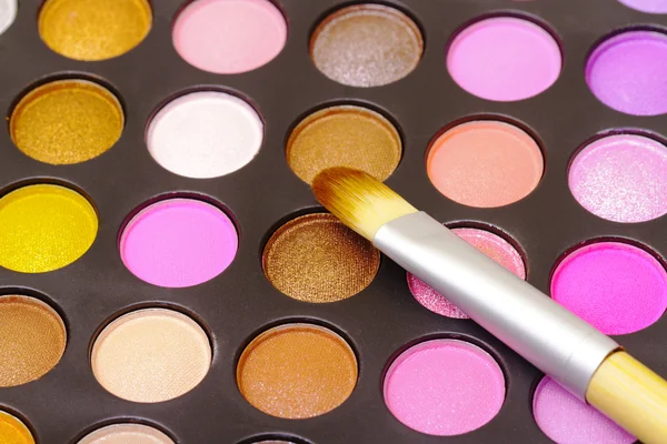 Conjunto de sombras de ojos multicolores con cepillo de maquillaje —  Fotos de Stock