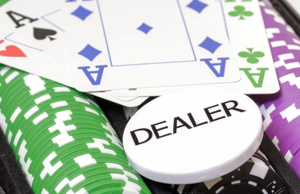 Zestaw żetony do pokera, karty i rozdającego — Zdjęcie stockowe