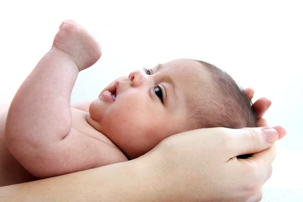 Bayi dilindungi oleh tangan ibu — Stok Foto