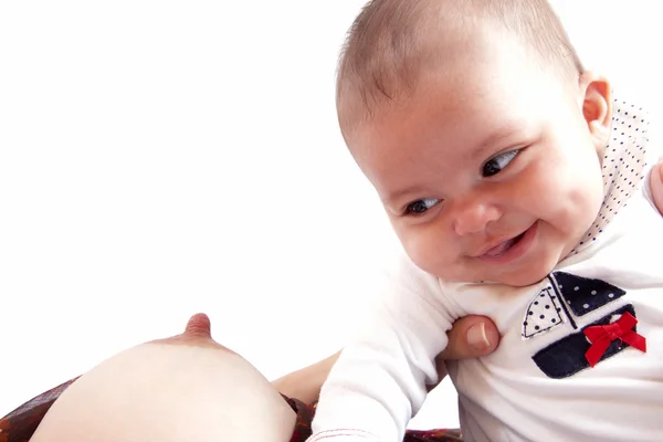 Bebê olha para o peito da mãe — Fotografia de Stock