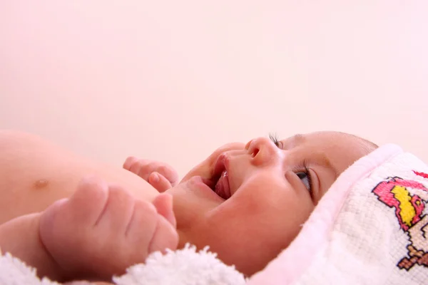 Μωρό τυλιγμένο σε μια πετσέτα — Φωτογραφία Αρχείου