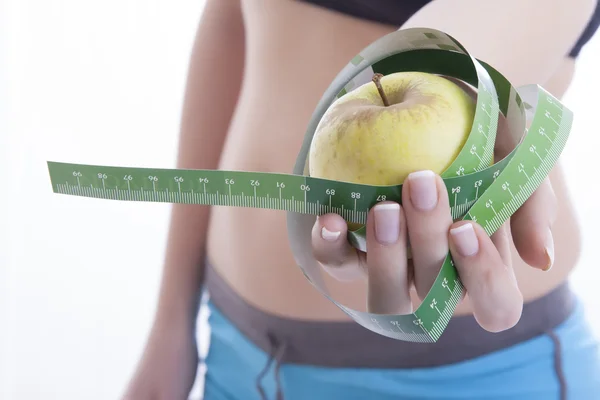 Grönt äpple och måttband — Stockfoto