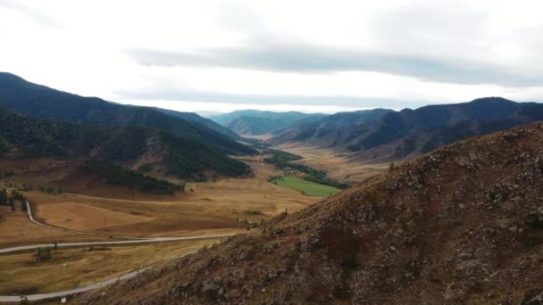 Вид с перевала Чике Таман осенью. Алтайские горы, Россия. — стоковое видео