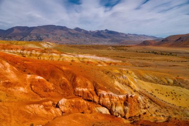 Kyzyl-Chin vadisindeki kızıl dağlar, aynı zamanda Altai dağlarındaki Mars vadisi olarak da bilinir, Sibirya, Rusya. Güzel sonbahar manzarası. Meşhur seyahat yeri