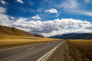 Altai dağlarındaki Chuisky yolu. Dünyanın en güzel yollarından biri. - Rusya. Altai.