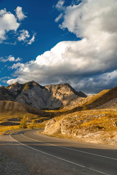 Altai dağlarındaki Chuisky yolu. Dünyanın en güzel yollarından biri. - Rusya. Altai.
