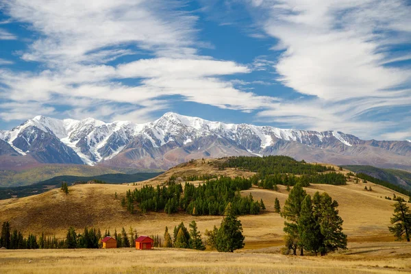 Gorny Altai 'deki Severo-Chuisky tepesinin eteklerinde Kuraiskaya bozkırları. Altai Cumhuriyeti 'nin Kosh-Agach ilçesi, Batı Sibirya' nın güneyi, Rusya