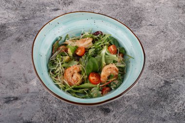 Taze karidesli salata, masaya yakın plan avokado..