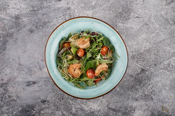 Taze karidesli salata, masaya yakın plan avokado..