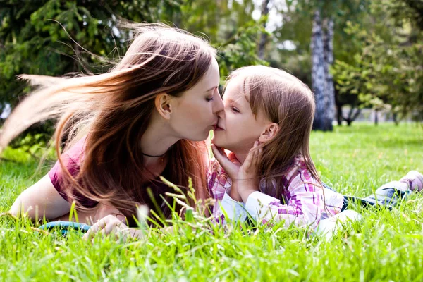 Lykkelig ung mor med sin datter – stockfoto