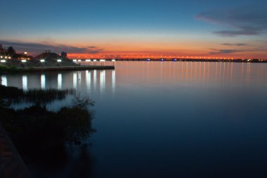 Sunset bulvarında nehir şehir