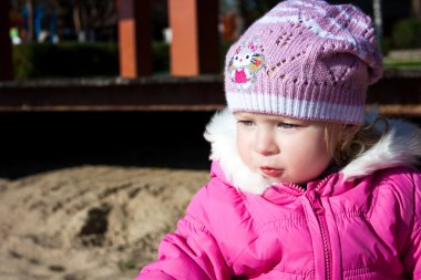 meisje op achtergrond herfst strand
