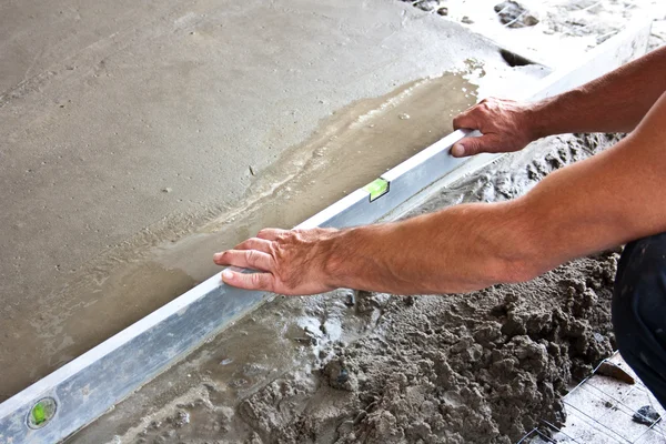 Sıvacı beton alt kat iş başında — Stok fotoğraf
