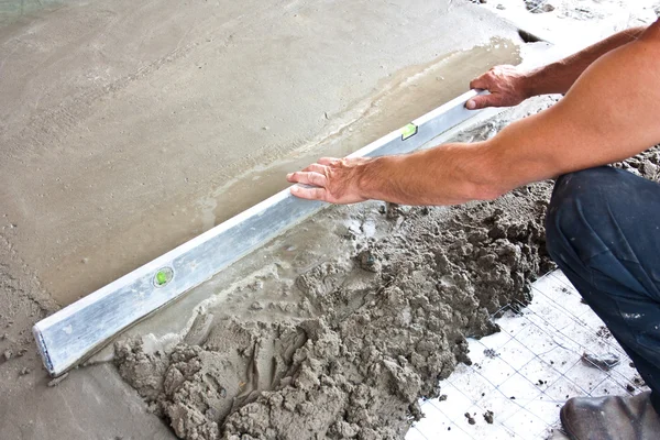 Murare betongarbetare på golvet arbete — Stockfoto