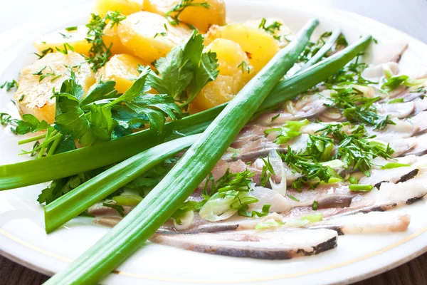 Patatas con arenque y verduras —  Fotos de Stock