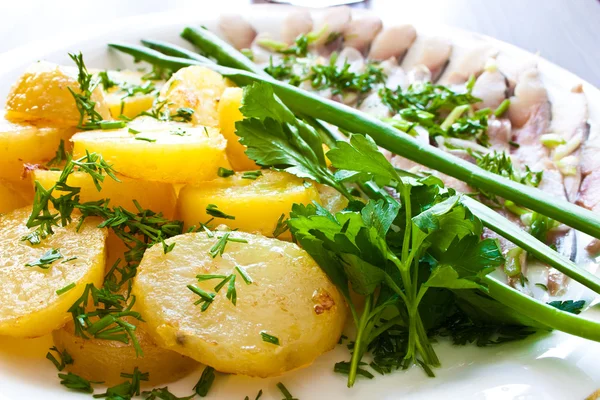 Картофель с сельдь и зелень — стоковое фото