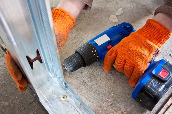 Working turns drywall screwdriver — Stock Photo, Image