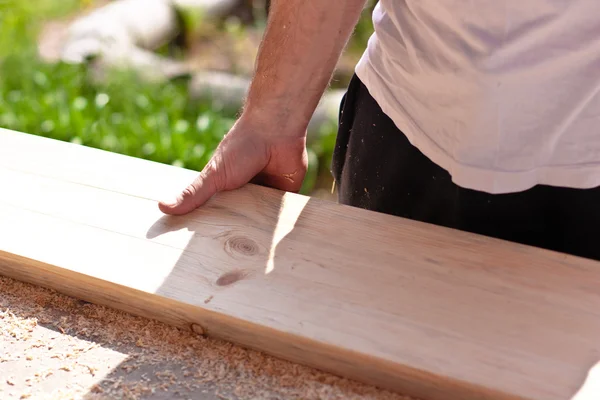 Werknemer met houten plank — Stockfoto