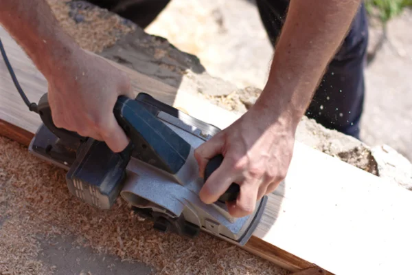 Carpenter with electric planes — Stock Photo, Image