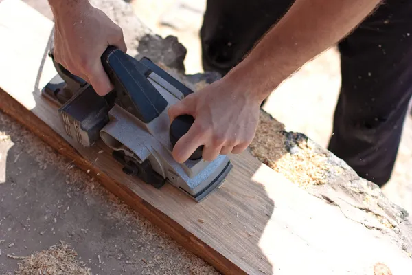 Elektrik uçakları ile marangoz — Stok fotoğraf