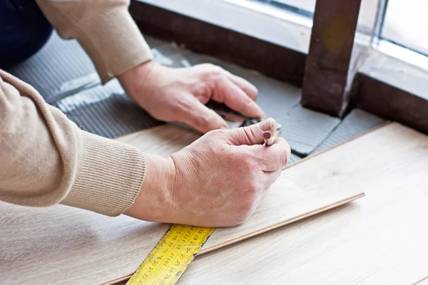 La colocación de suelo laminado —  Fotos de Stock