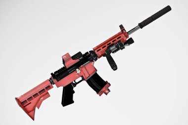 Çarpıştırıcı görüşlü ve susturuculu 3D otomatik tüfek.