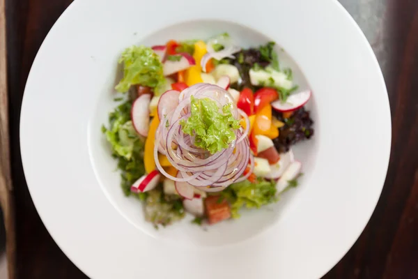 白盘上的蔬菜沙拉 — 图库照片