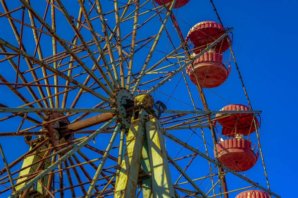 Uma Roda Gigante Abandonada Parque Cidade — Fotografia de Stock