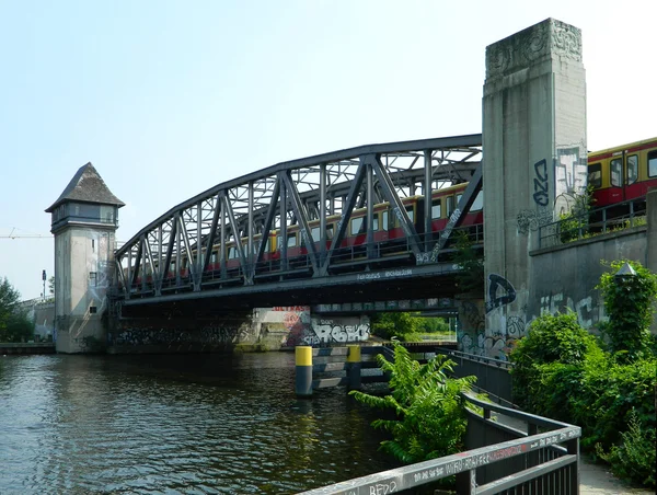 Pociąg jedzie przez most — Zdjęcie stockowe