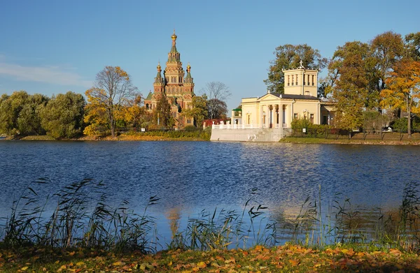 Holguin pond in autumn, Peterhof — Stock Photo, Image