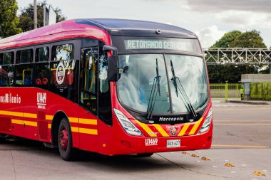 2 Temmuz 2022 'de Bogota şehrinin kuzeybatısındaki portal 80 istasyonunun girişinde bir otobüs.