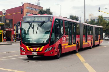 Avenida Calle 80, Bogota Kolombiya, 2 Temmuz 2022, büyük Transmilenio sistemi otobüsleri.