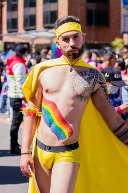Bogota LGBT Mart ayındaki ayine binlerce insan LGBT onurunu anmak için 3 Temmuz 2022 Bogota Kolombiya sokaklarında katıldı.