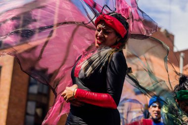 Bogota LGBT Mart ayındaki ayine binlerce insan LGBT onurunu anmak için 3 Temmuz 2022 Bogota Kolombiya sokaklarında katıldı.