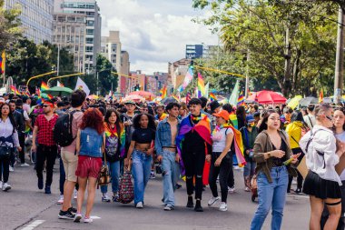 Bogota LGBT Mart ayındaki ayine binlerce insan LGBT onurunu anmak için 3 Temmuz 2022 Bogota Kolombiya sokaklarında katıldı.