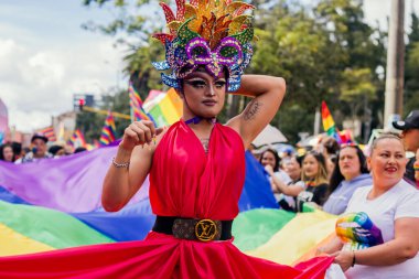 Bogota LGBT Mart ayındaki ayine binlerce insan LGBT onurunu anmak için 3 Temmuz 2022 Bogota Kolombiya sokaklarında katıldı.