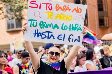 Bogota LGBT Mart ayındaki ayine binlerce insan LGBT onurunu anmak için 3 Temmuz 2022 Bogota Kolombiya sokaklarında katıldı.