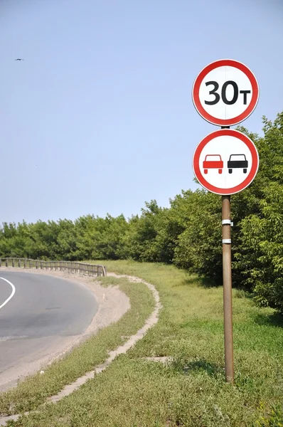 Señal de tráfico en la esquina . — Foto de Stock