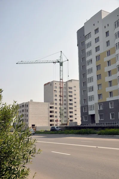 Crane construiește o casă . — Fotografie, imagine de stoc