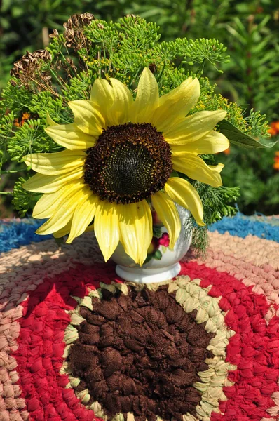 Vaso con girasole . — Foto Stock