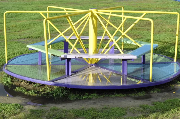 Bahçedeki çocukların atlıkarınca.