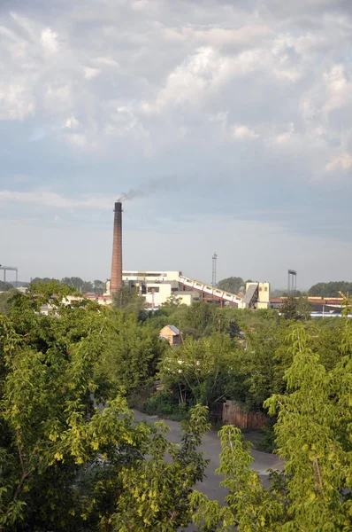 Fabriken med en röka pipa. — Stockfoto