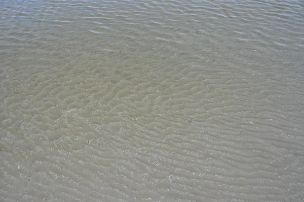 Klares Wasser und Sand. — Stockfoto