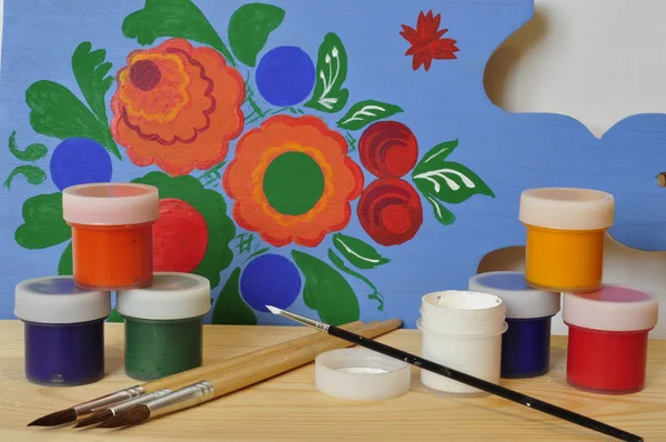 Boyalar, fırçalar ve kesme tahtası.