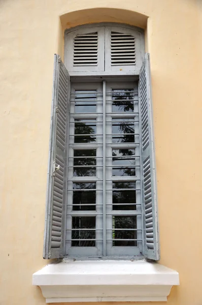 Fönster med fönsterluckor. — Stockfoto