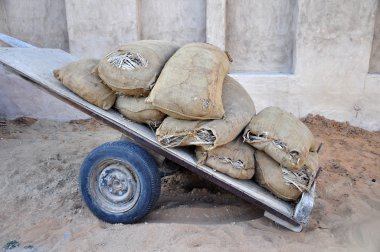 delikli torbaları üzerinde bir sepeti.