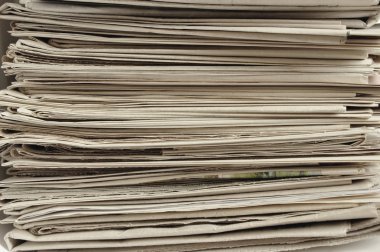 Gazeteler yığını.