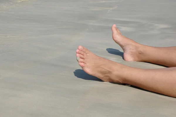 Füße im Sand. — Stockfoto