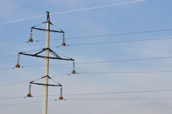 Poteau électrique en fer dans le ciel . — Photo