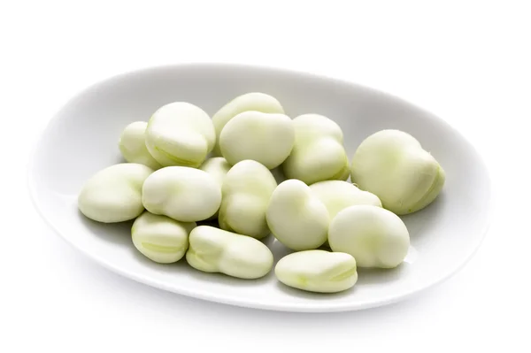 Broad beans in a white dish isolated — Stock Photo, Image